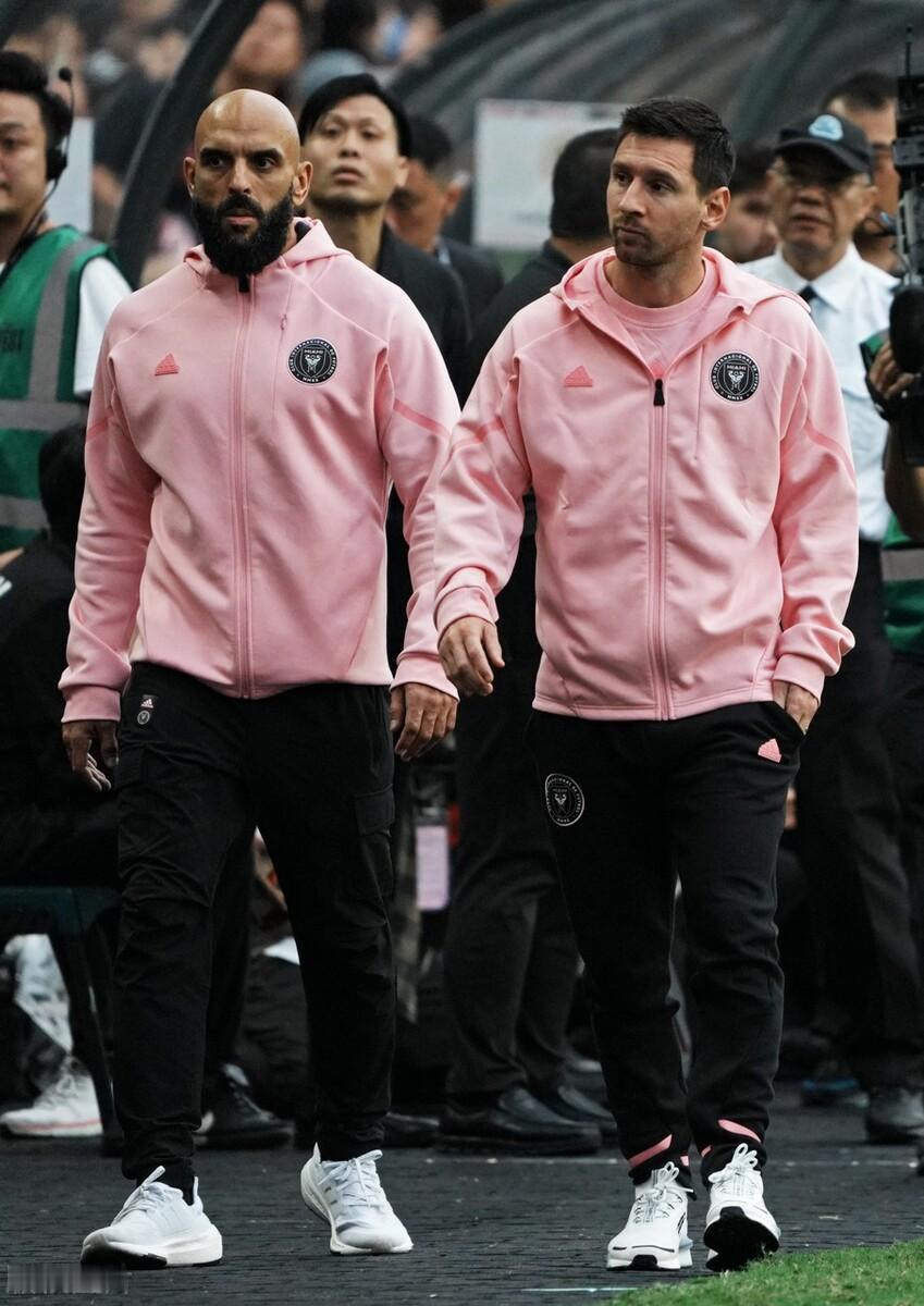 追星需谨慎？小心诈骗陷阱！[捂脸]无论C罗还是梅西，都给中国球迷放鸽子了，但是有