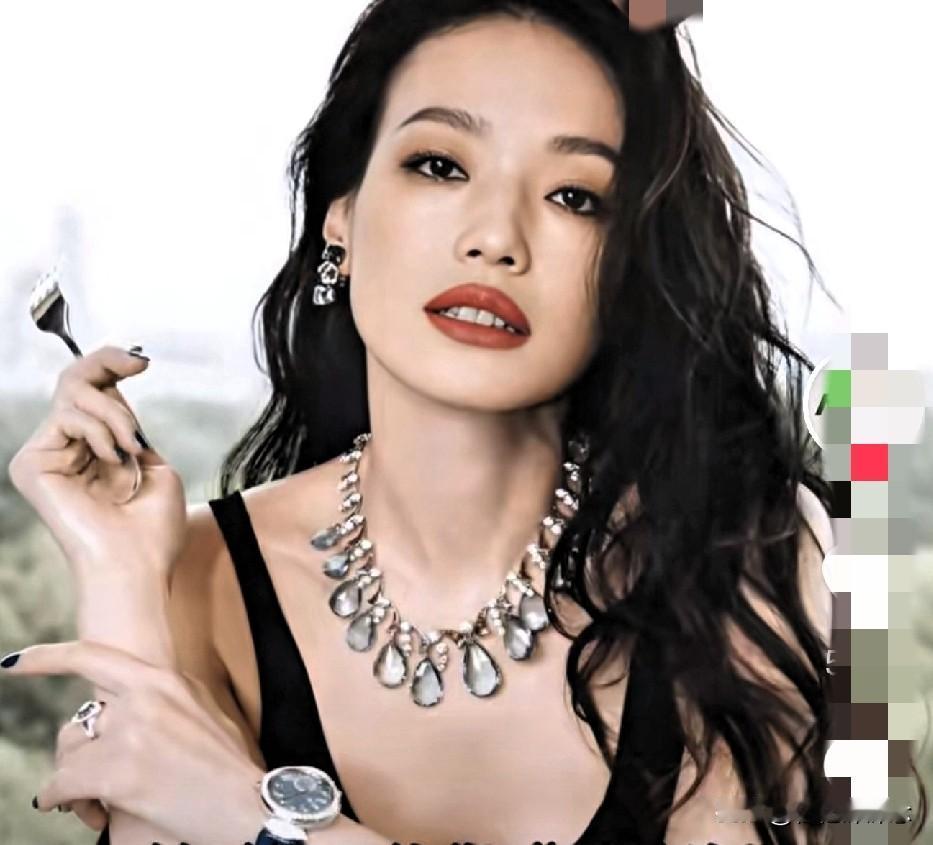 终于知道舒淇结婚多年为何不生小孩，原因与她不幸的童年有关。

舒淇的父亲是个酗酒
