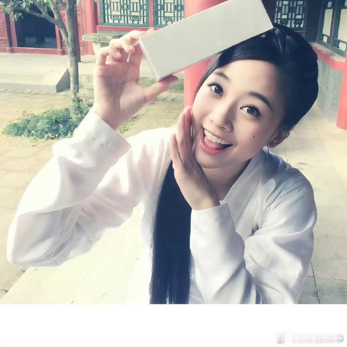 包贝尔女儿饺子撞脸吴映洁家人们，今天咱来唠唠娱乐圈里神奇的 “撞脸” 趣事。不知