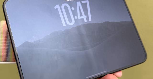 iPhone 首款折叠机值得买？2天体验：折痕、续航优缺点更极端