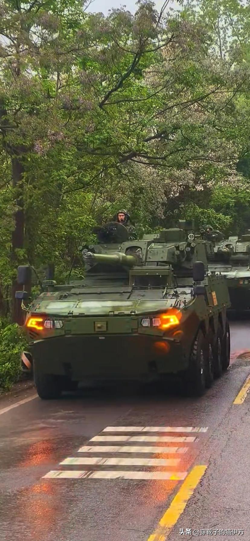 “新大八轮”（ZTL-19 8×8轮式突击炮）越来越多了嘛。这是陆军自用新一代轮