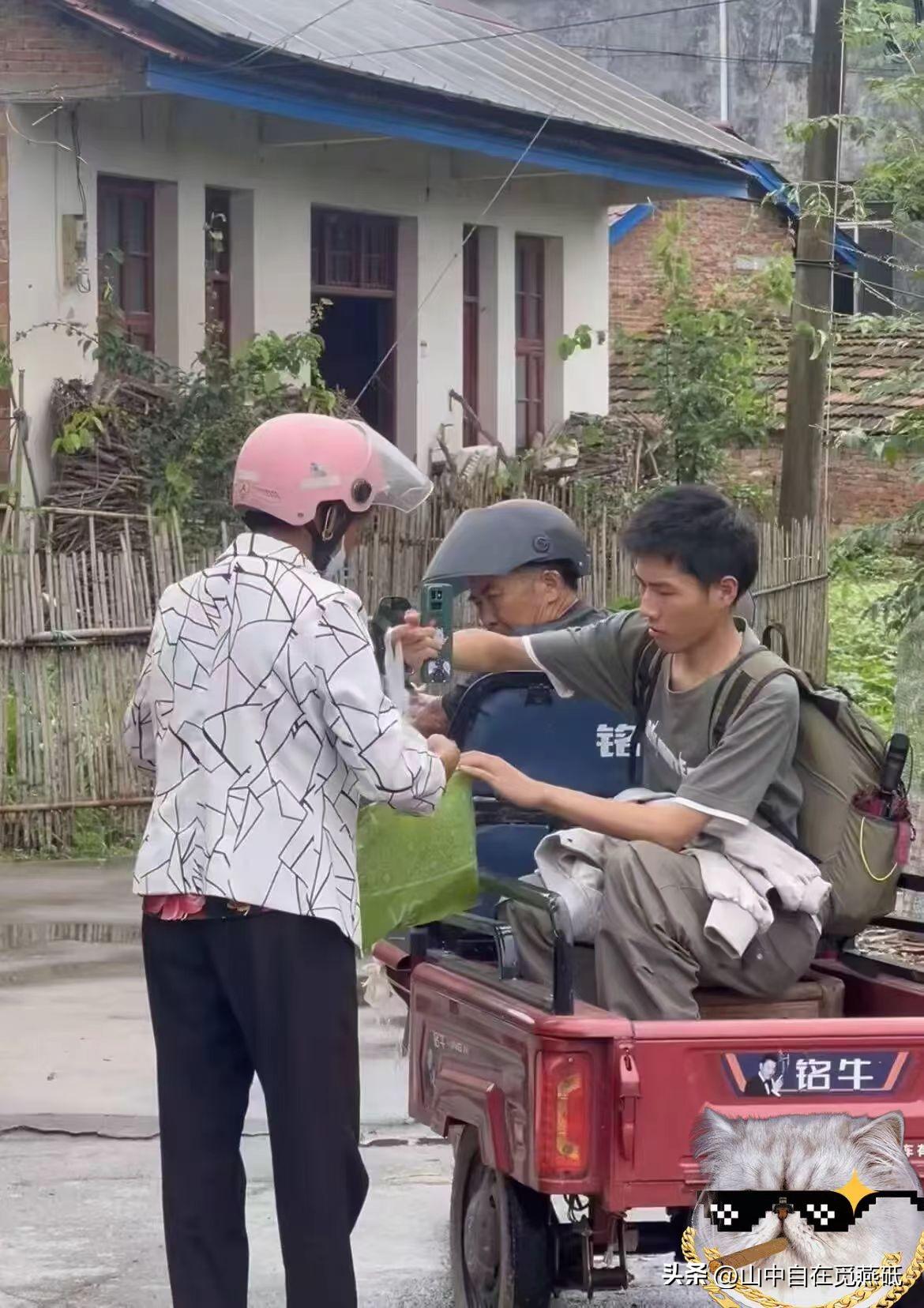 3岁妈走了，7岁爸走了。湖南常德18岁男孩左力，在伯伯家一住就是11年。刚高考完