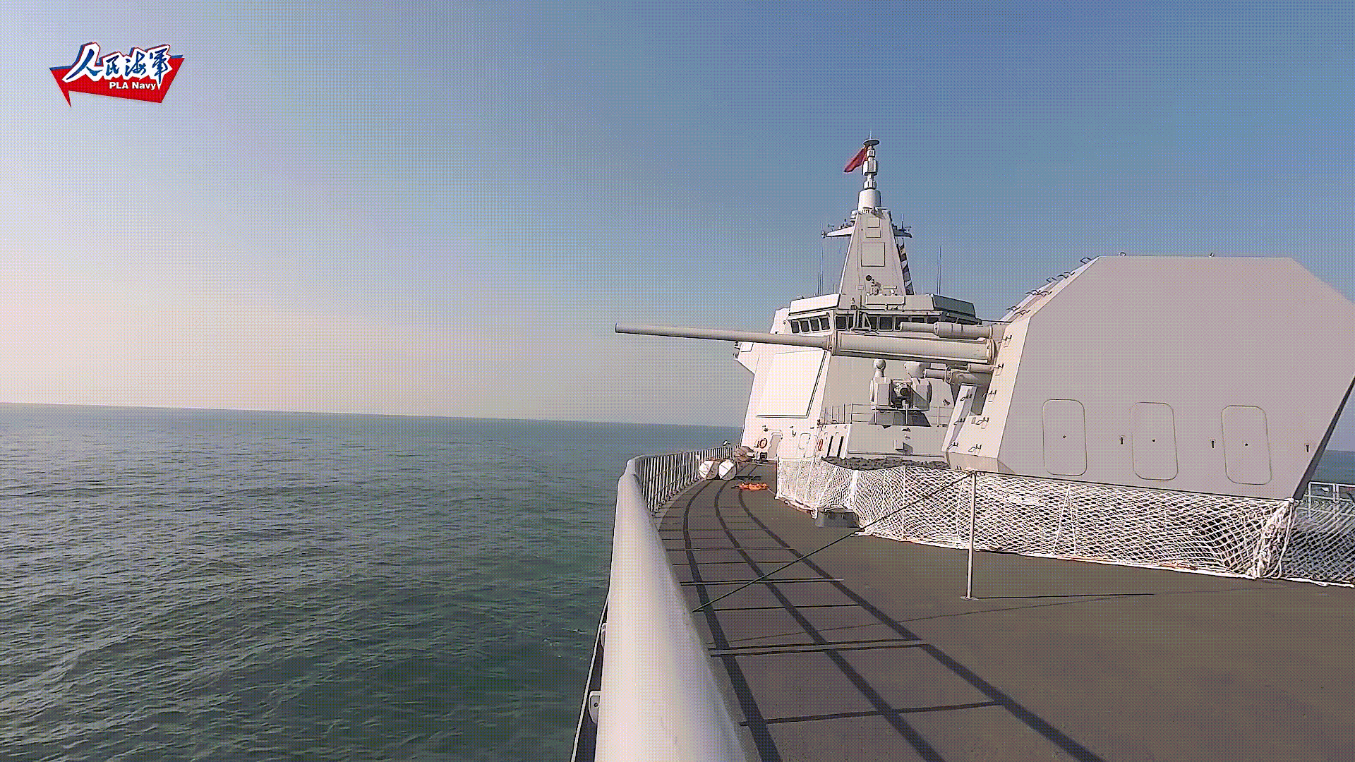 #动图# H/PJ38三发急速射，主炮除了能发射近炸引信弹拦截反舰导弹外，还有向