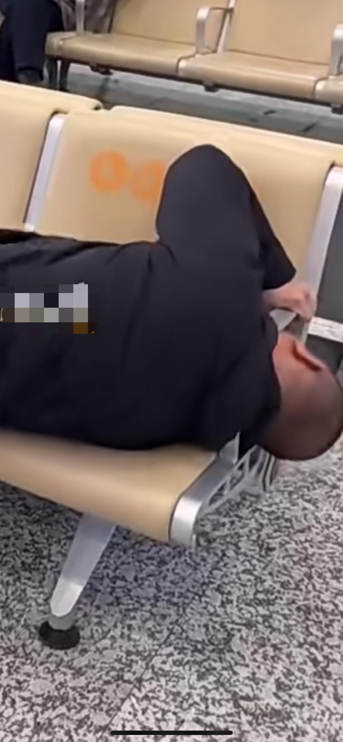 12月20日黑龙江，男子在候车室休息 ，头钻进了椅子扶手出不来了 ，把旁边的大哥