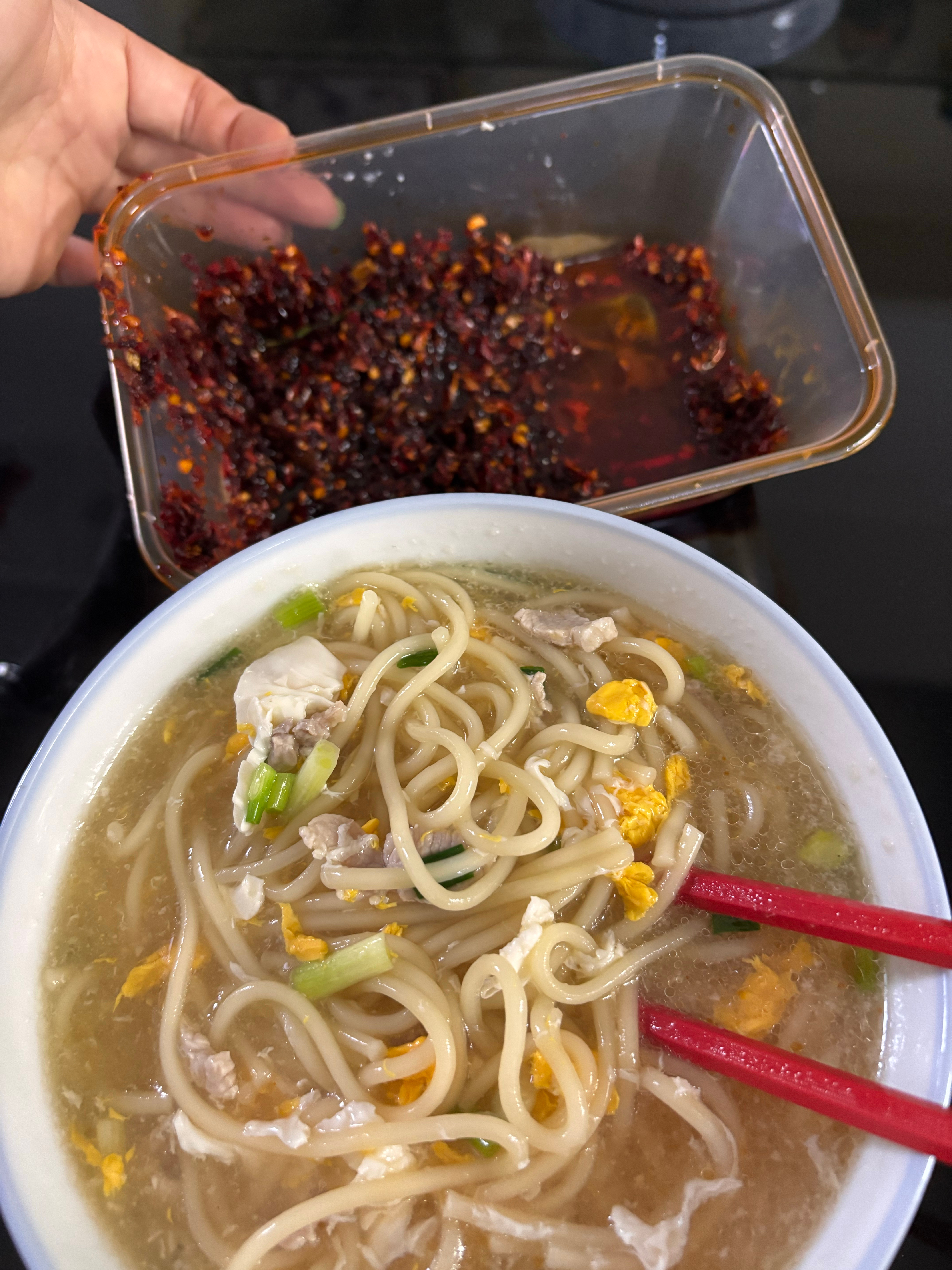 煮了个清淡的鸡蛋肉片面 在纠结放不放辣椒油 ​​​