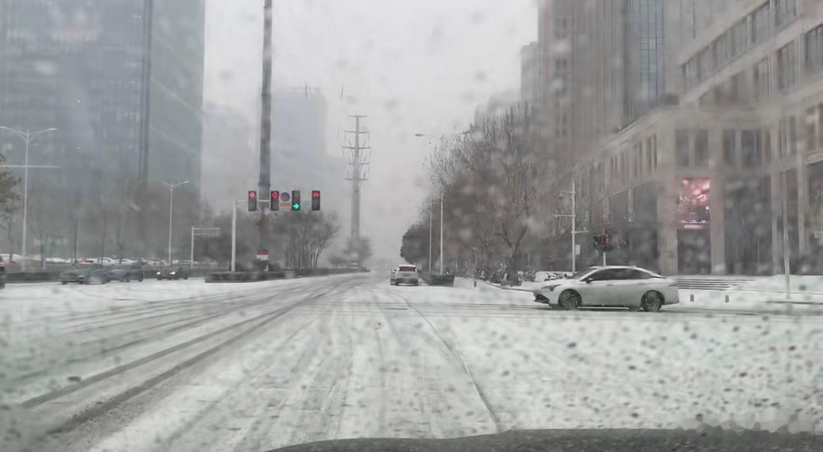 郑州市内各区1月20日继续停课一天 1月19日，从郑州市内各区了解到，结合气象部