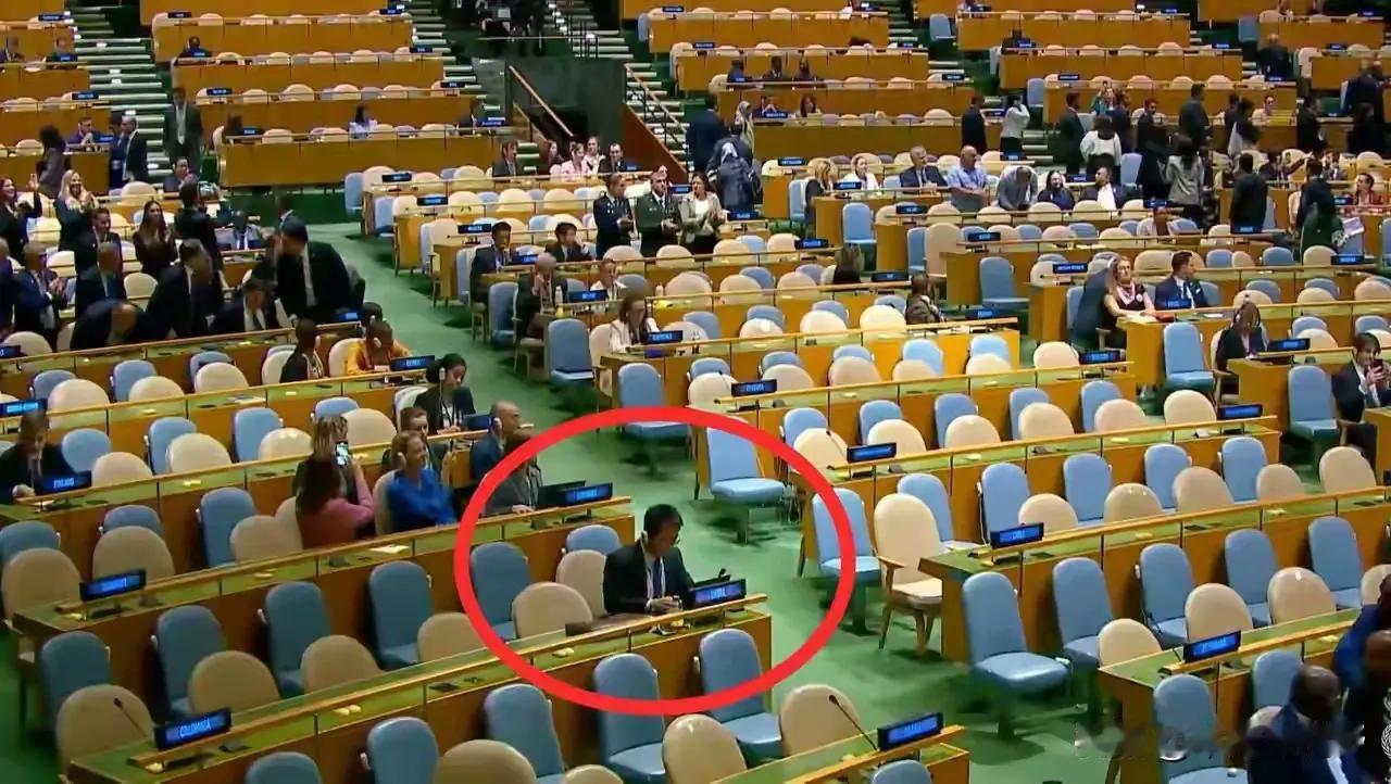 以色列已成为众矢之的。在联合国大会上，以色列代表发言时，观众席上空空如也，各国代