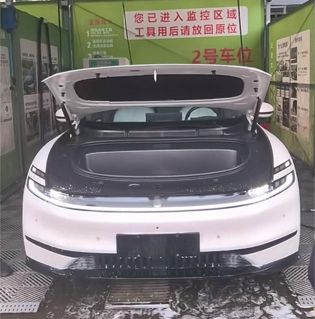 长安启源a06 长安启源的新车支持敲一下打开前备箱，从照片上看这个前备箱容积还不