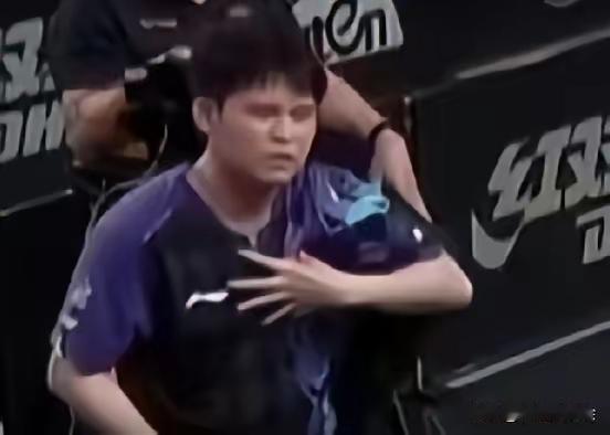 林诗栋表情如此痛苦，怎么啦？
林诗栋和陈俊崧内战
两队友打到决胜局
林诗栋7：2