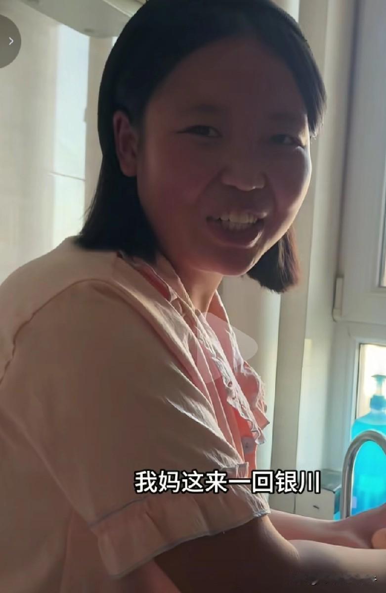 好久没刷到法图麦视频了，今天刷到她做饭的了，嘿嘿！我是懒得做饭但是喜欢看别人做饭