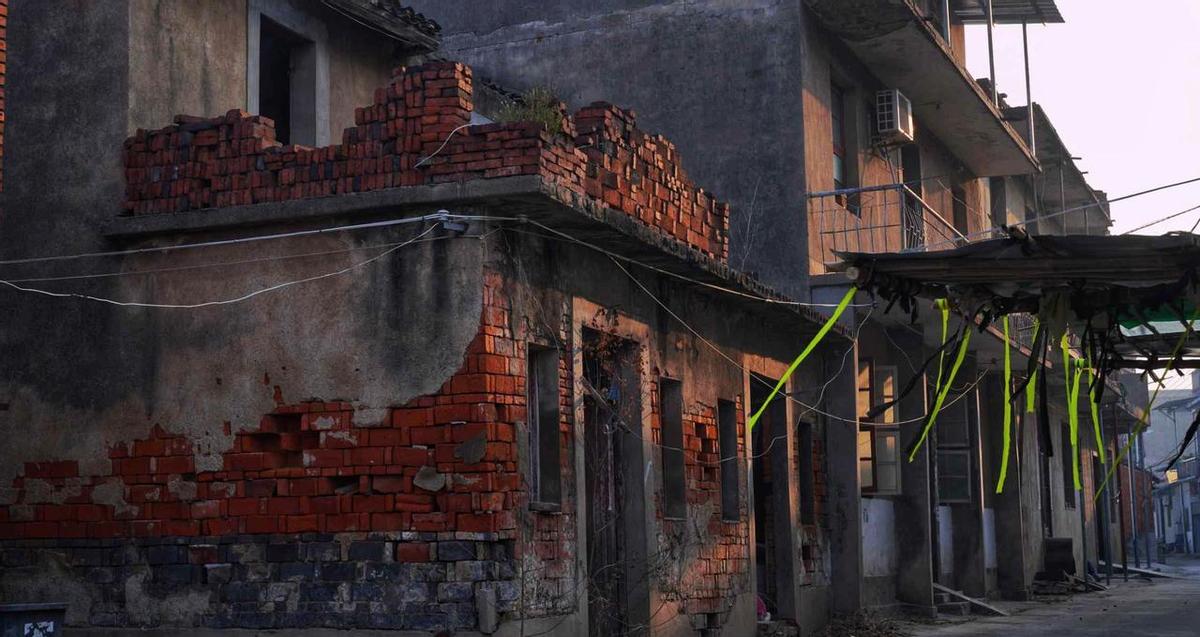 66岁的刘师傅推着煤车穿过老街，三十年的吆喝声撞上空荡荡的街巷。
他记得府河边的