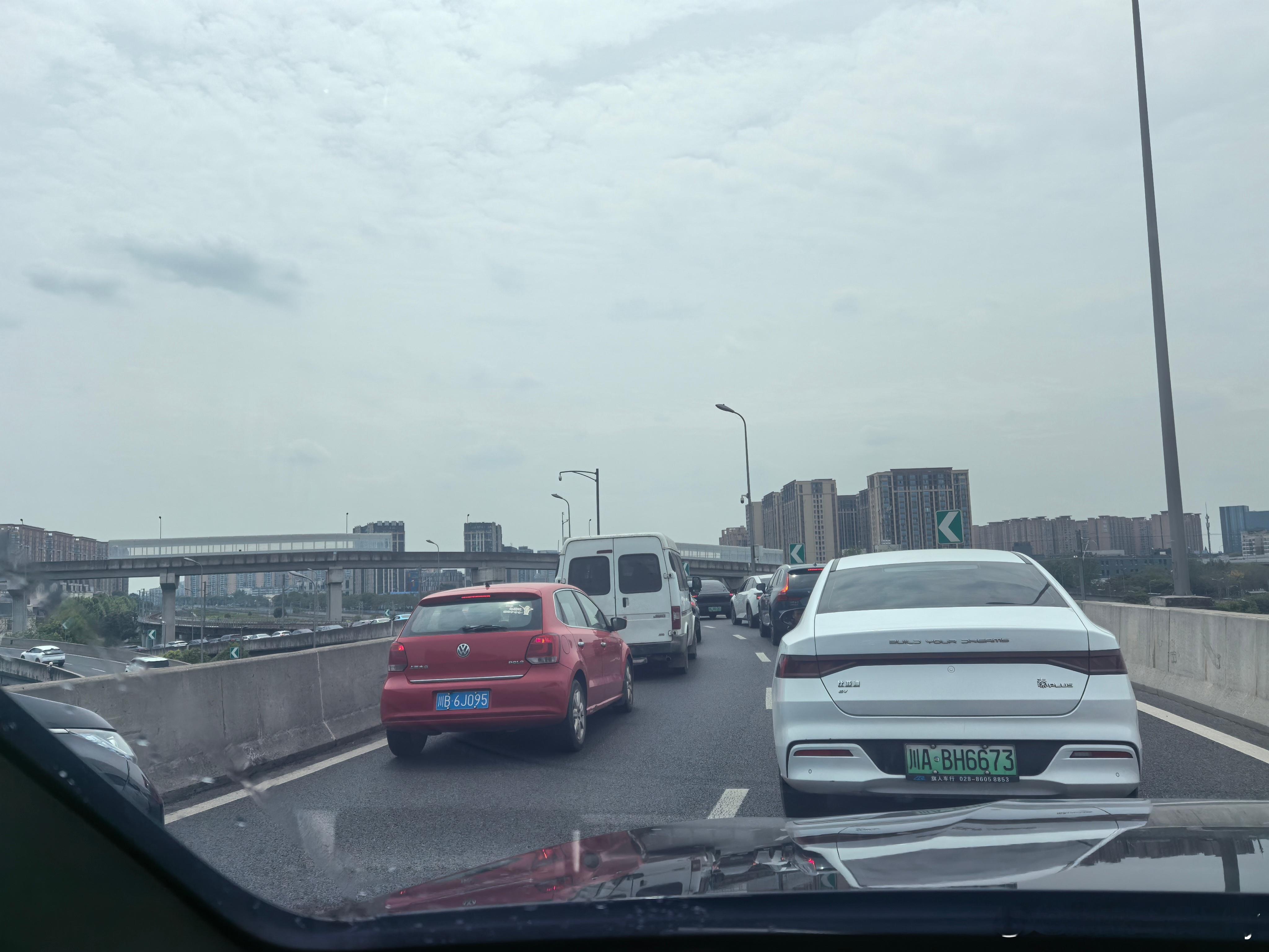堵立交桥一动不动，上不上下不下的🙄。 