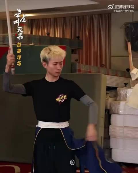 张一山这次真是找对赛道了！在《云雀叫天录》里实打实演猴戏，跟着“真大圣”六小龄童