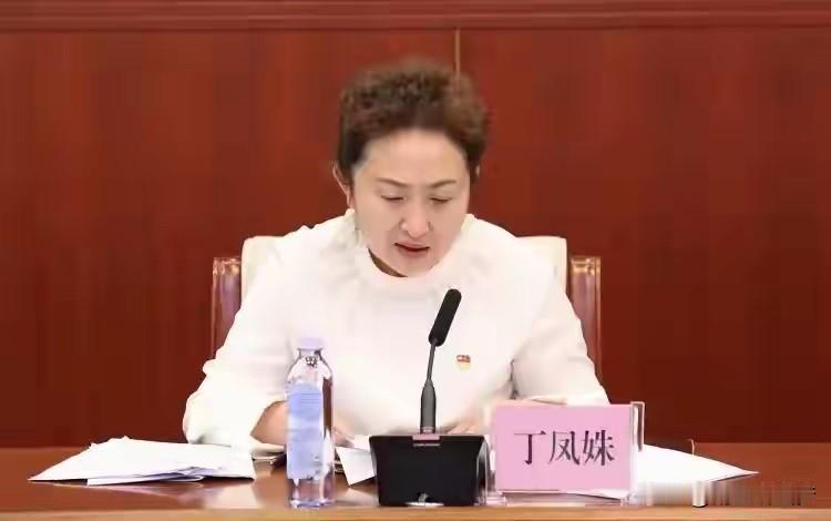 北方小年前，哈尔滨一条“大鱼”翻了——儿科界的权威丁凤姝，这次栽得彻底。

八十