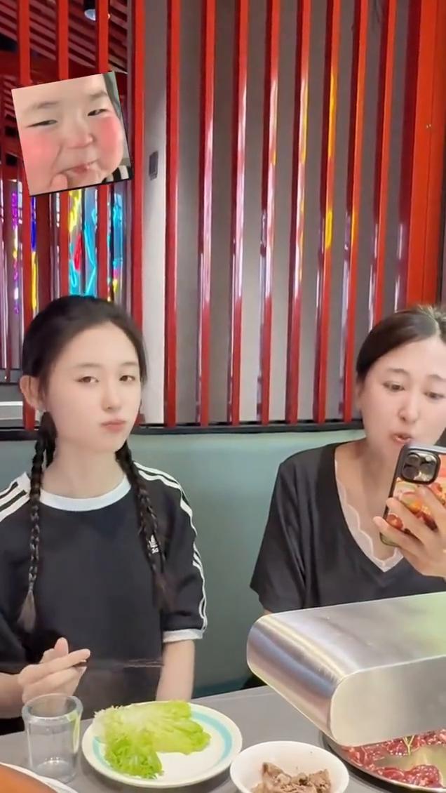 吃完烤肉妈妈直言没吃不饱，专心玩手机，强忍笑意，还没察觉，好吃吗？毫无察觉。大晚