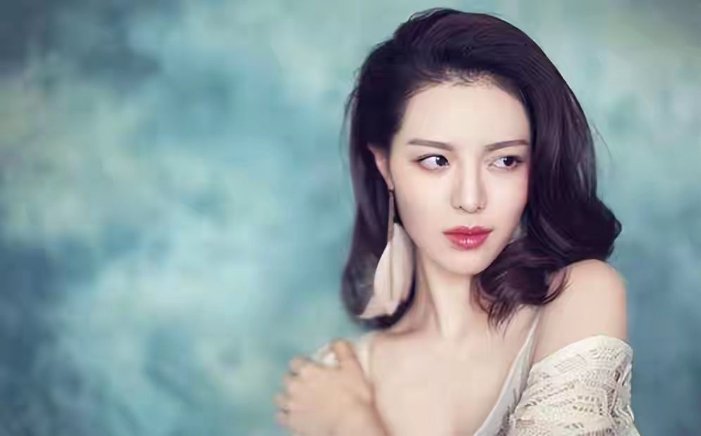 她被冯小刚捧红，成龙接着捧，洪金宝等着捧，为啥大佬都偏爱她？ 