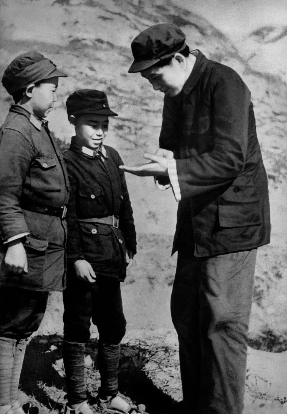 【老照片】1946年，山西。民国时期，石少华在大同战役前线。石少华是与沙飞、吴印