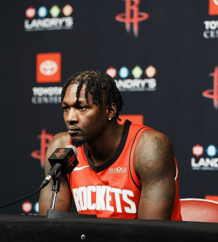 记者：“这是芬尼-史密斯回归的第二场比赛，和他一起上场打球什么感受？”谢泼德：“