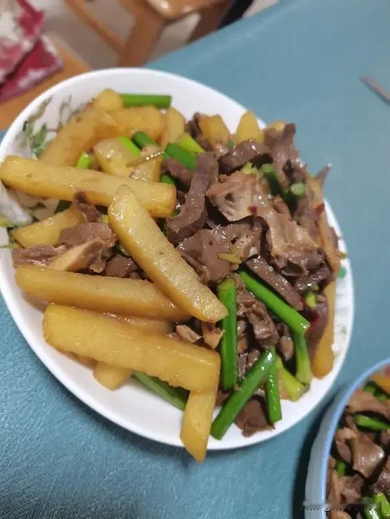 今天的晚饭有点晚啊，路上堵车，回来的有点晚了，一下不知道吃啥，从冰箱里翻出来点儿