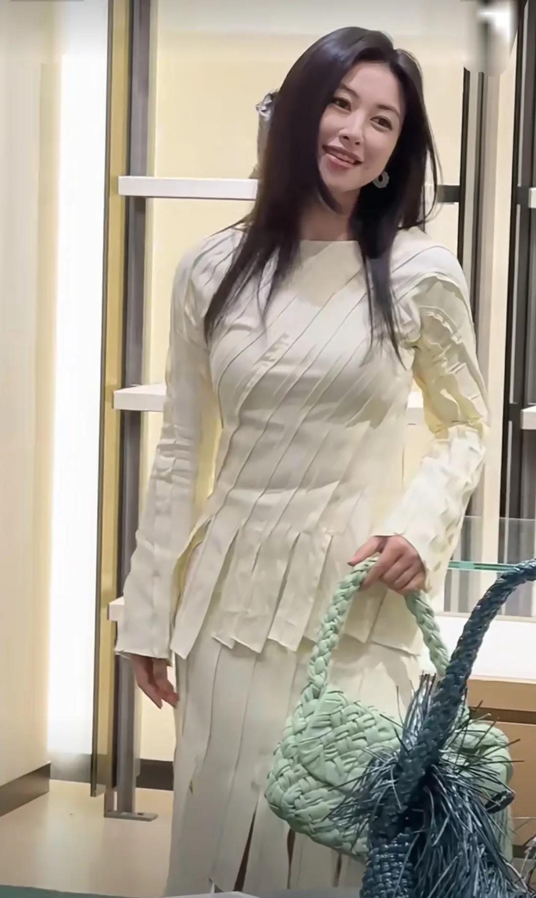 北京skpBV专柜看到了朱珠参加线下活动
一袭白色套装裙的朱珠真的很美
她有一种