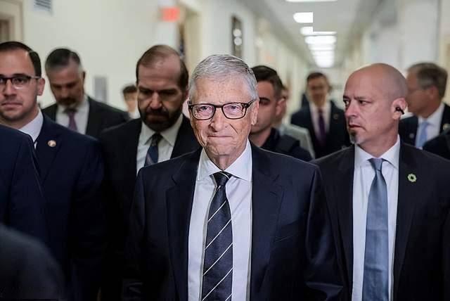 比尔·盖茨就爱泼斯坦案接受质询！爆料屡遭爱泼斯坦把柄威胁！6月10日，比尔·盖茨