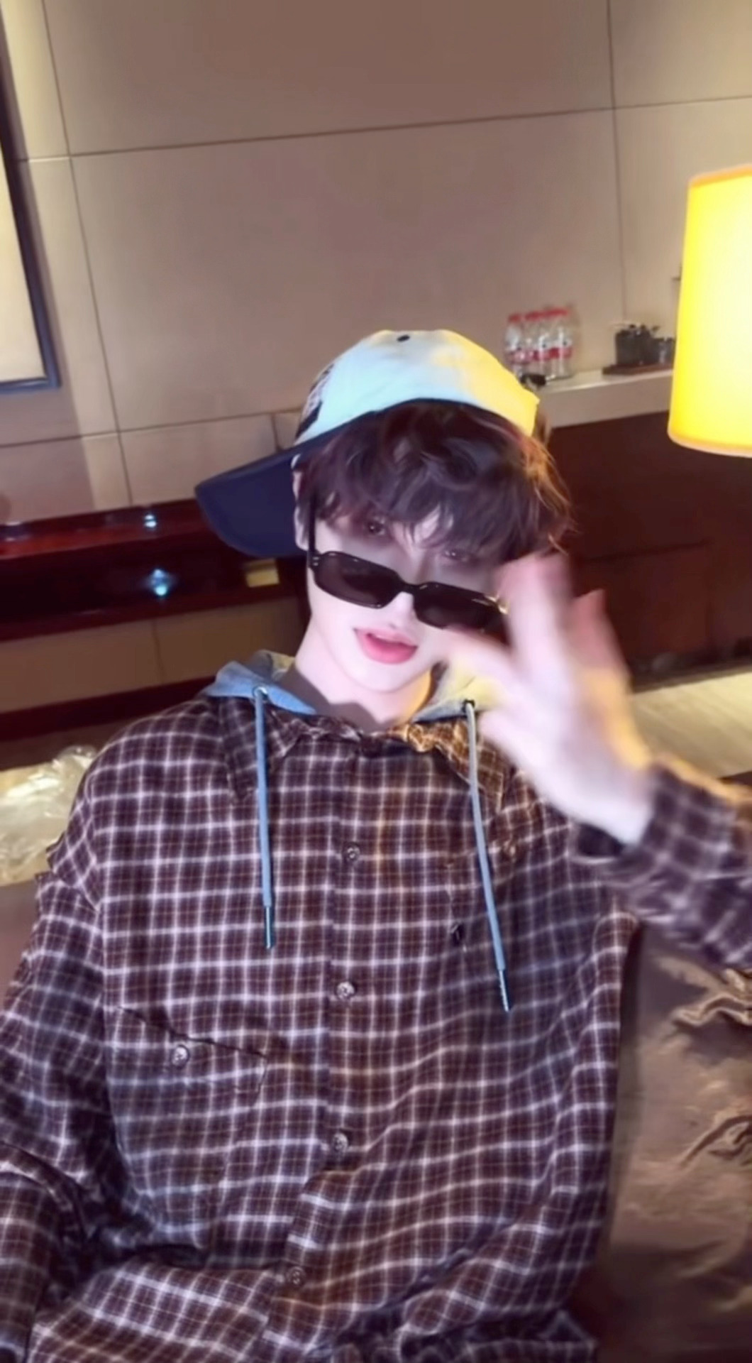 想要黄明昊手里的拍立得 萌神黄明昊驾到 帅的有点超标了 想要小贾手里的拍立得