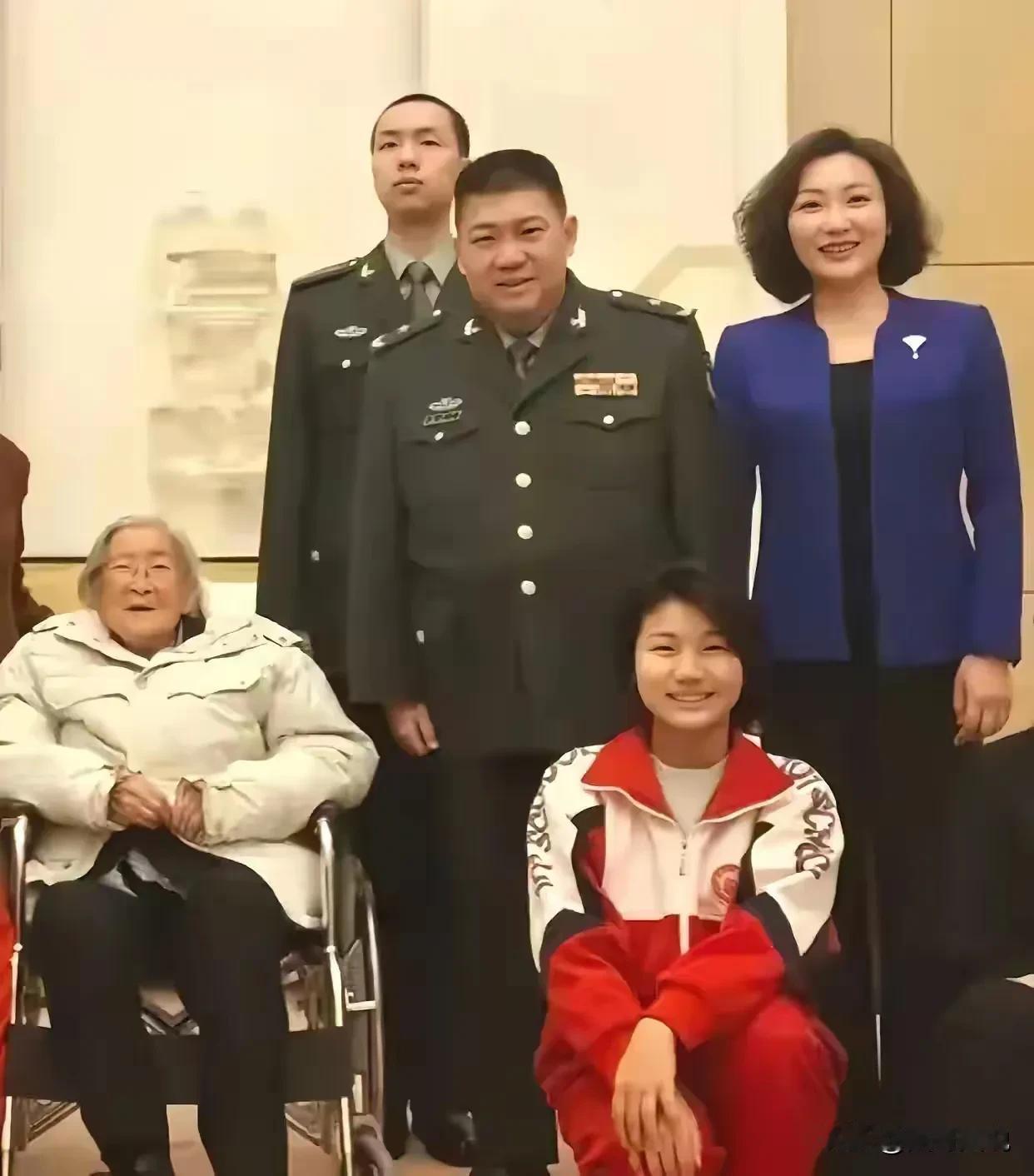 这是一家三代珍贵的全家福，也是世界上最纯正的红色家庭，红色基因可以说是与生俱来，