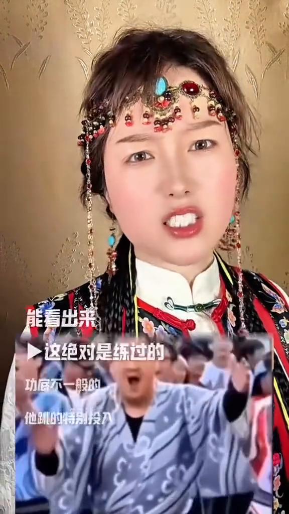 大家注意看，眼前这位在樱花街头跳起熟悉舞蹈的正是北大中文系的孔教授。他这可不是随