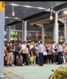 5月24日，香港游客在深圳口岸回港的画面，这人潮太夸张了！各大口岸被挤成“沙丁鱼