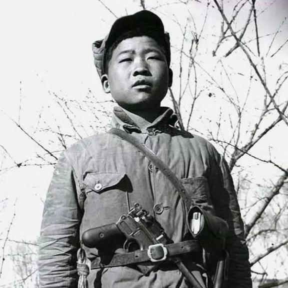 1942年，16岁的八路军小战士宋双来，在送信回去途中，遭遇了日伪军的骑兵。情急