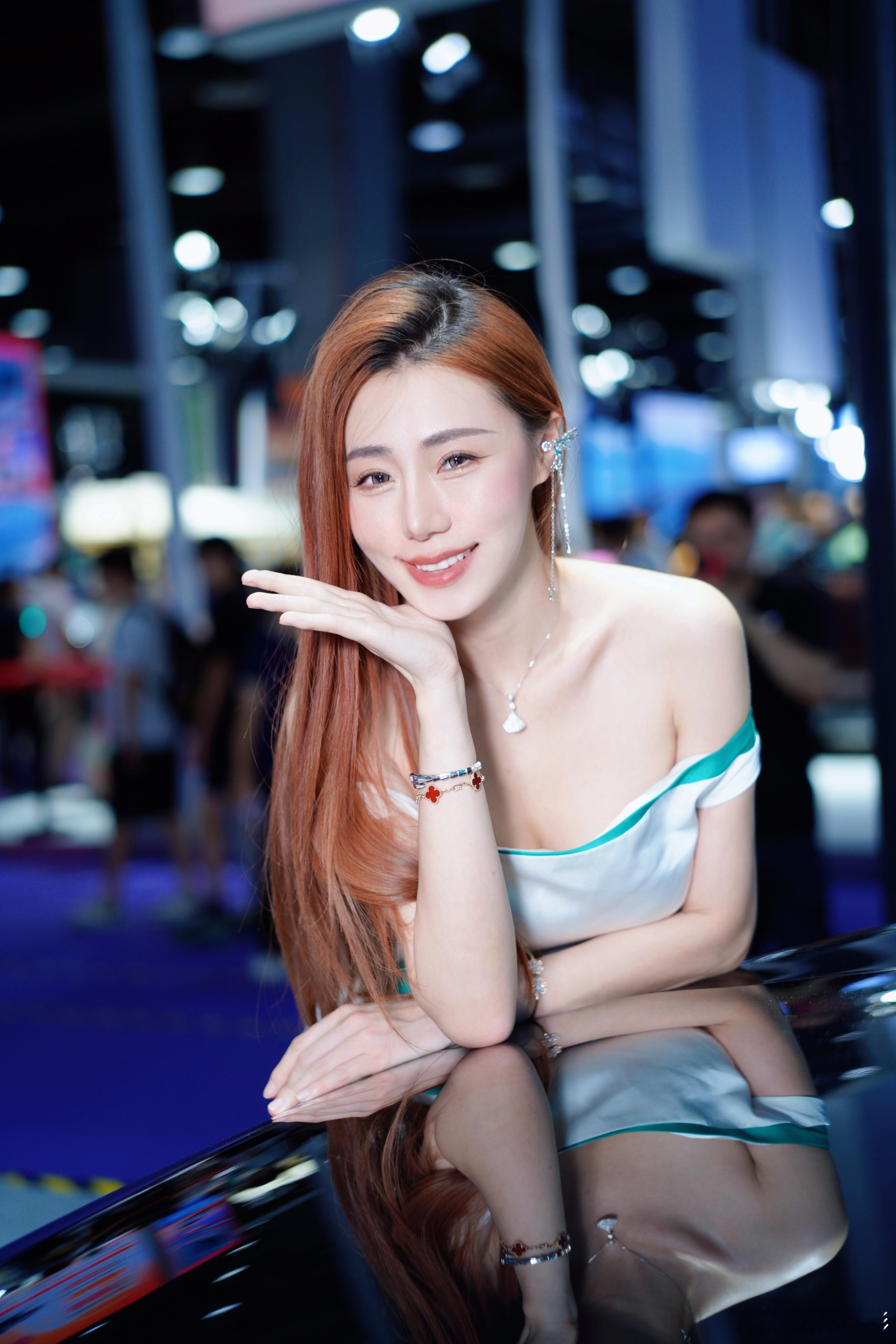 模特返片宝藏摄影博主推荐计划 模特：欣欣子活动：广州车展｜华南国际车展备注：拍照
