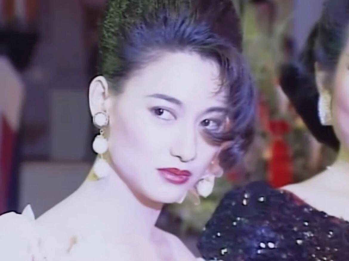 惠英红爆炸头 港风放到现在也绝美年轻的时候好英气好美，郭晓婷和她好像