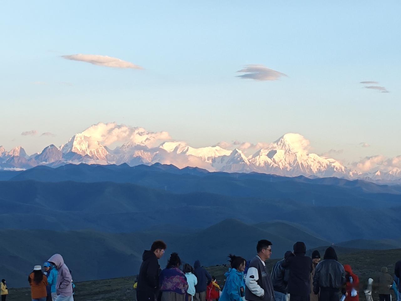 临江仙10·康定日照金山
叠嶂层峦翻碧浪，遥峰尽染金晖。
云丝轻绕雪峨巍。
野台