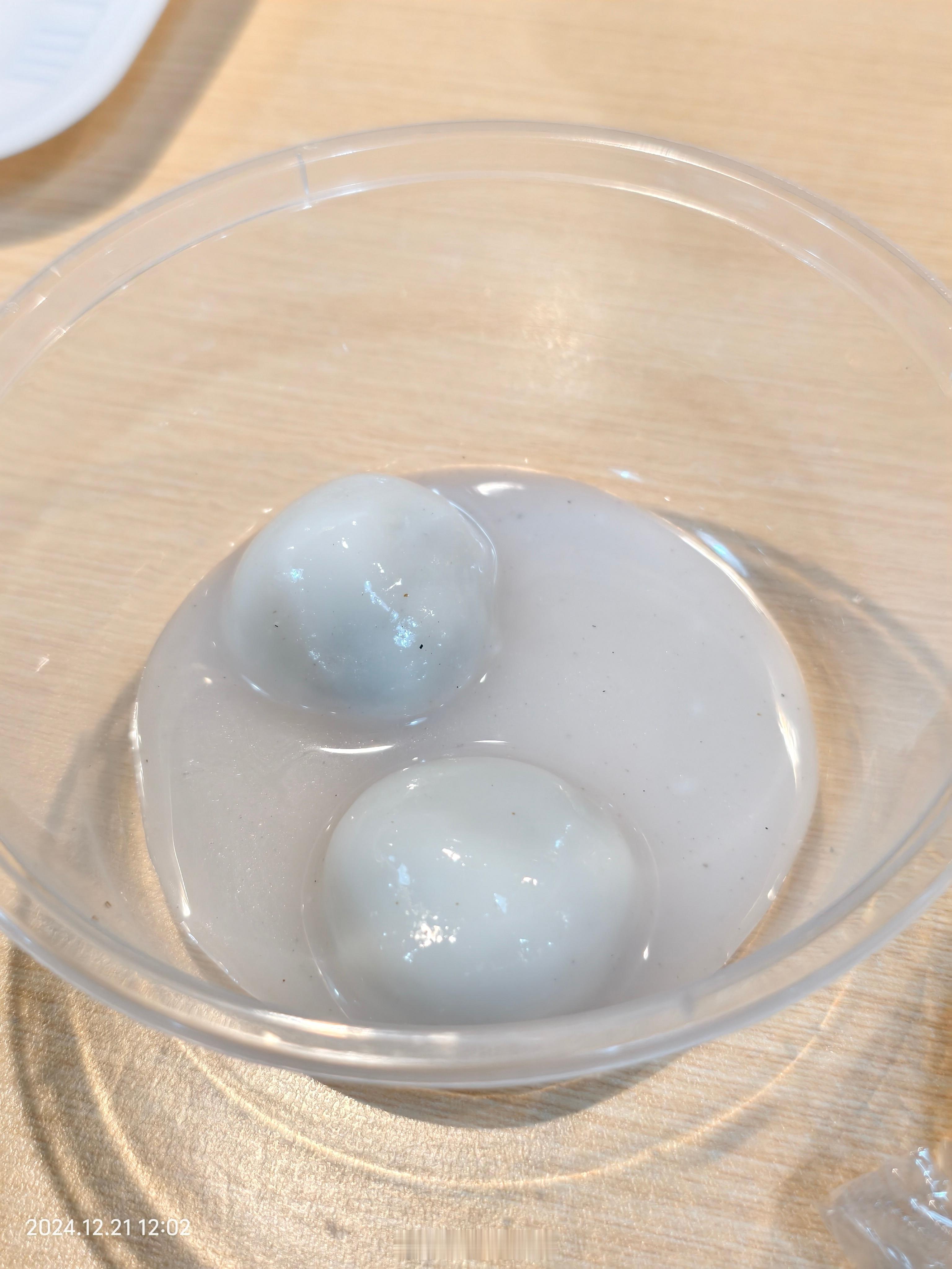 今天冬至，去超市买个快餐，送3颗汤圆，相当感动！ 