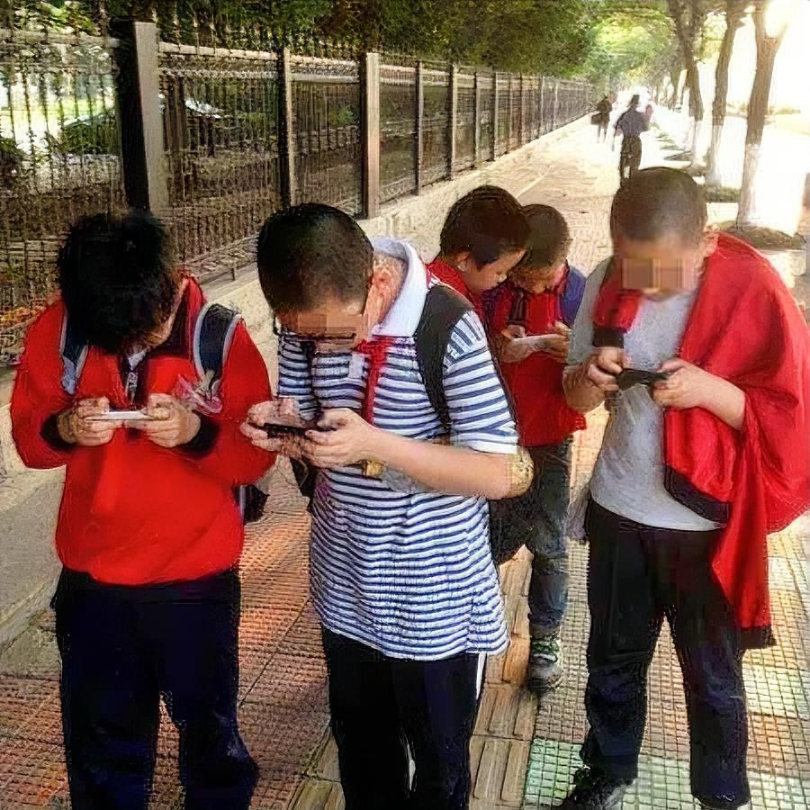 奉劝各位家长，真的别让孩子碰游戏。我同事家里有一个儿子，今年刚好15岁，正在上初