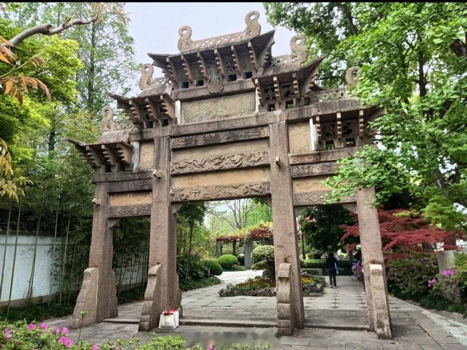 上海唯一保存至今的节孝坊位于上海闵行区古藤园（临沧路148号），有一座建于清乾隆