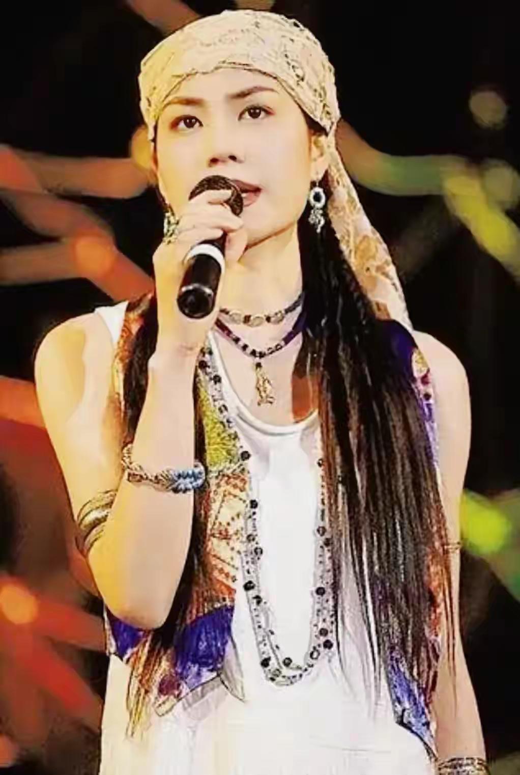 王菲和张柏芝，你更欣赏谁？
毫无疑问，我更偏爱王菲。单看五官，年轻时的王菲比张柏