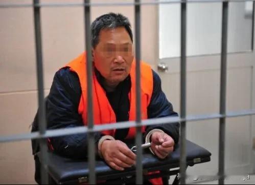 张老汉是一个光棍，没有老婆，一个人生活，天天没事和村里的女人打交道，没事跟一帮妇