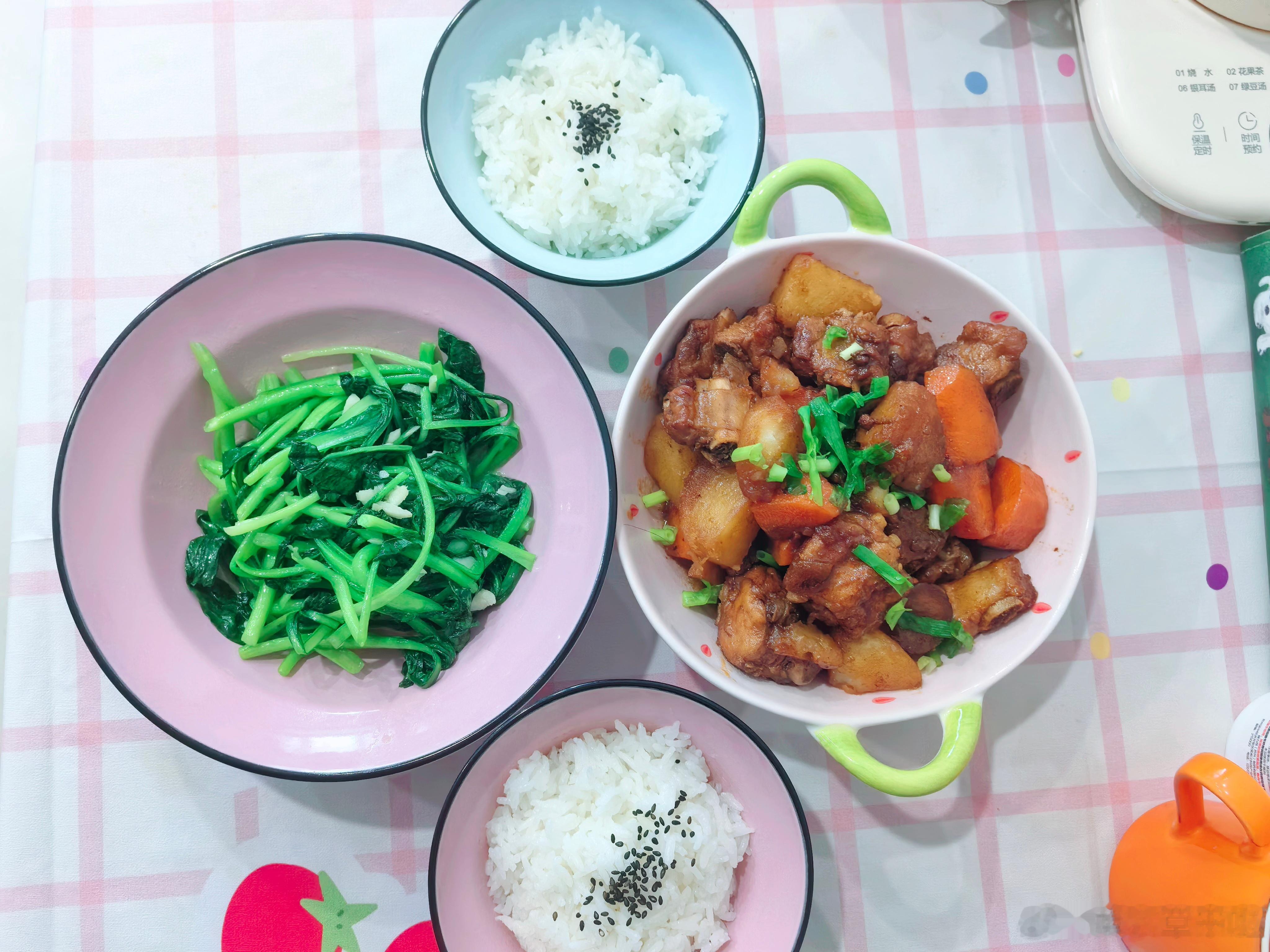 今日午餐 土豆炖排骨，清炒鸡毛菜，女鹅想吃的菜咱就给安排上，毕竟辛苦工作一个礼拜