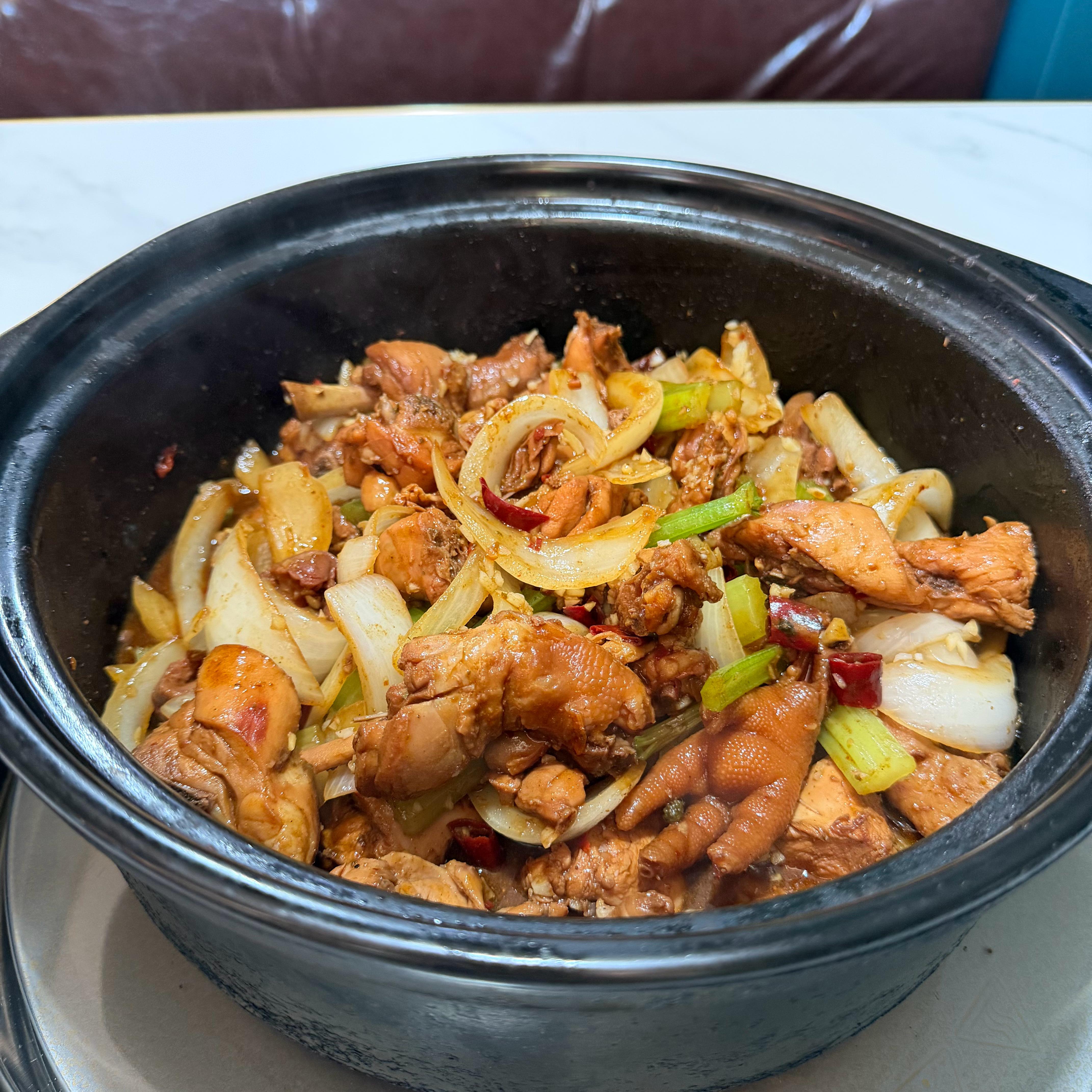 带着孩子出来不适合吃香辣鸡煲，孩子闹腾，你根本吃不了慢饭，但鸡煲又辣又烫当妈太难
