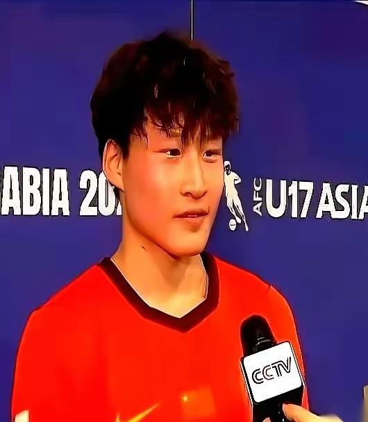 张柏霖，中国青年队难得的一个“天才”球员。
如今却因为“队籍”的问题而“踢不上球