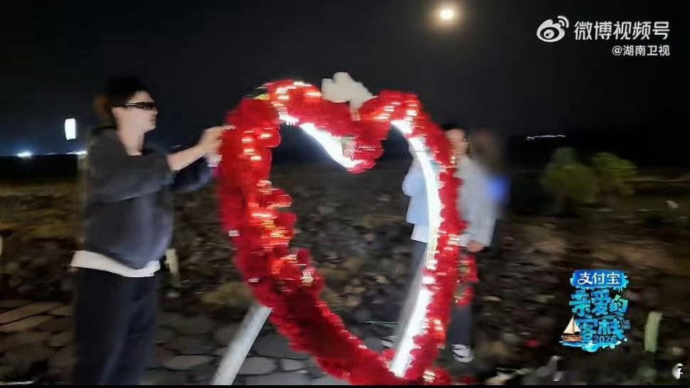 沈月镜头下的爱情唯美又浪漫沈月专注跟拍求婚仪式中的每一帧心动瞬间，光影温柔氛围感
