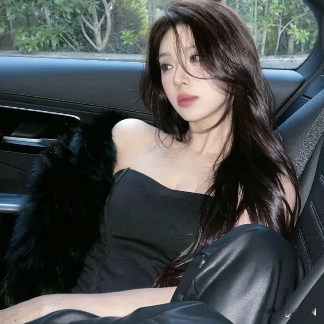 青丝漫卷衬娇容，
黛眼含春望远空。
一袭玄衣凝冷艳，
香车独坐意千重。