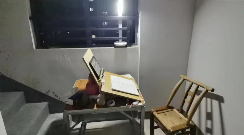 不去图书馆也能专心备考!
宽敞的小区楼道，没人打扰，也没有床和手机(放家里)的诱
