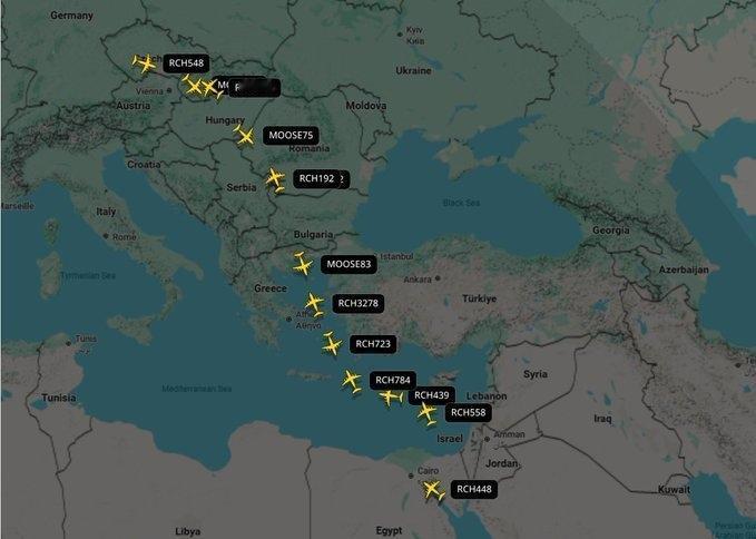 开源情报数据显示：美军“空中桥梁”行动持续运行，多架C-17运输机疯狂向中东空运