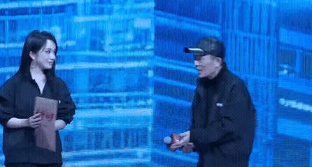 红毯上闪光灯快把人闪瞎了，宋佳一个侧身把C位让给张艺谋，动作自然得像呼吸。
那不