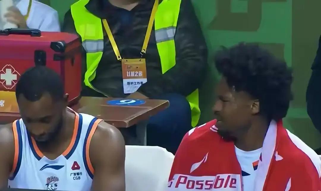 上海队这阵容听着都吓人。王哲林坐镇内线，配上一堆国手，还有前NBA的外援。这身价