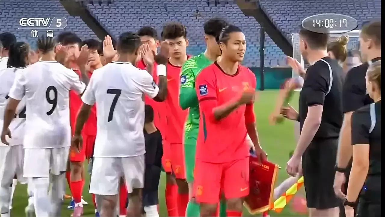 邵佳一指导带领球队第一次正式亮相  半场可窥到其战术思想

联赛间歇期，邵佳一指