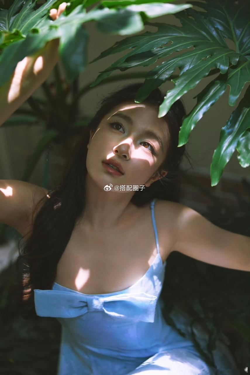李兰迪李兰迪海岛蓝色吊带写真看李兰迪笑心情都变好了 李兰迪蓝色吊带裙好美腻～每次