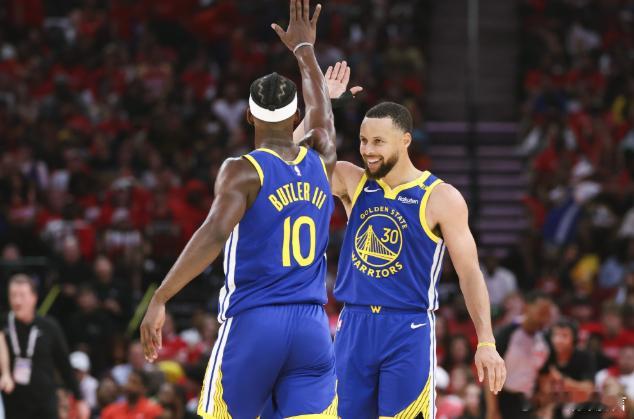 1月4日讯 NBA常规赛，勇士三节100-96反超爵士。第三节比赛，勇士的进攻打